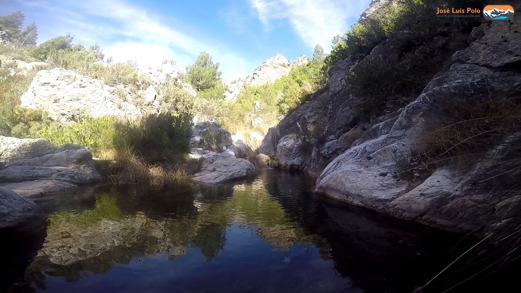 Mirar el río hecho de tiempo y agua