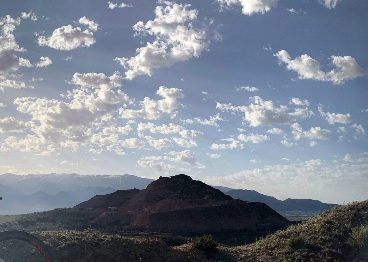 Sobre la nube con su sombra está la estrella con su luz.