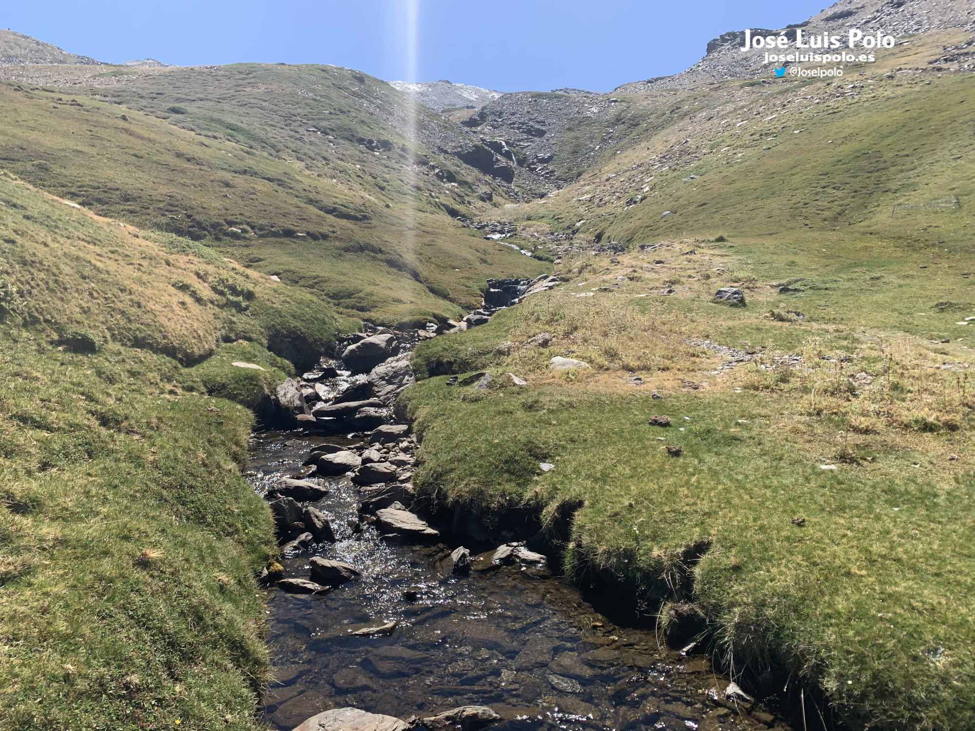 El que solo camina por senderos conocidos no llegará a paisajes inexplorados