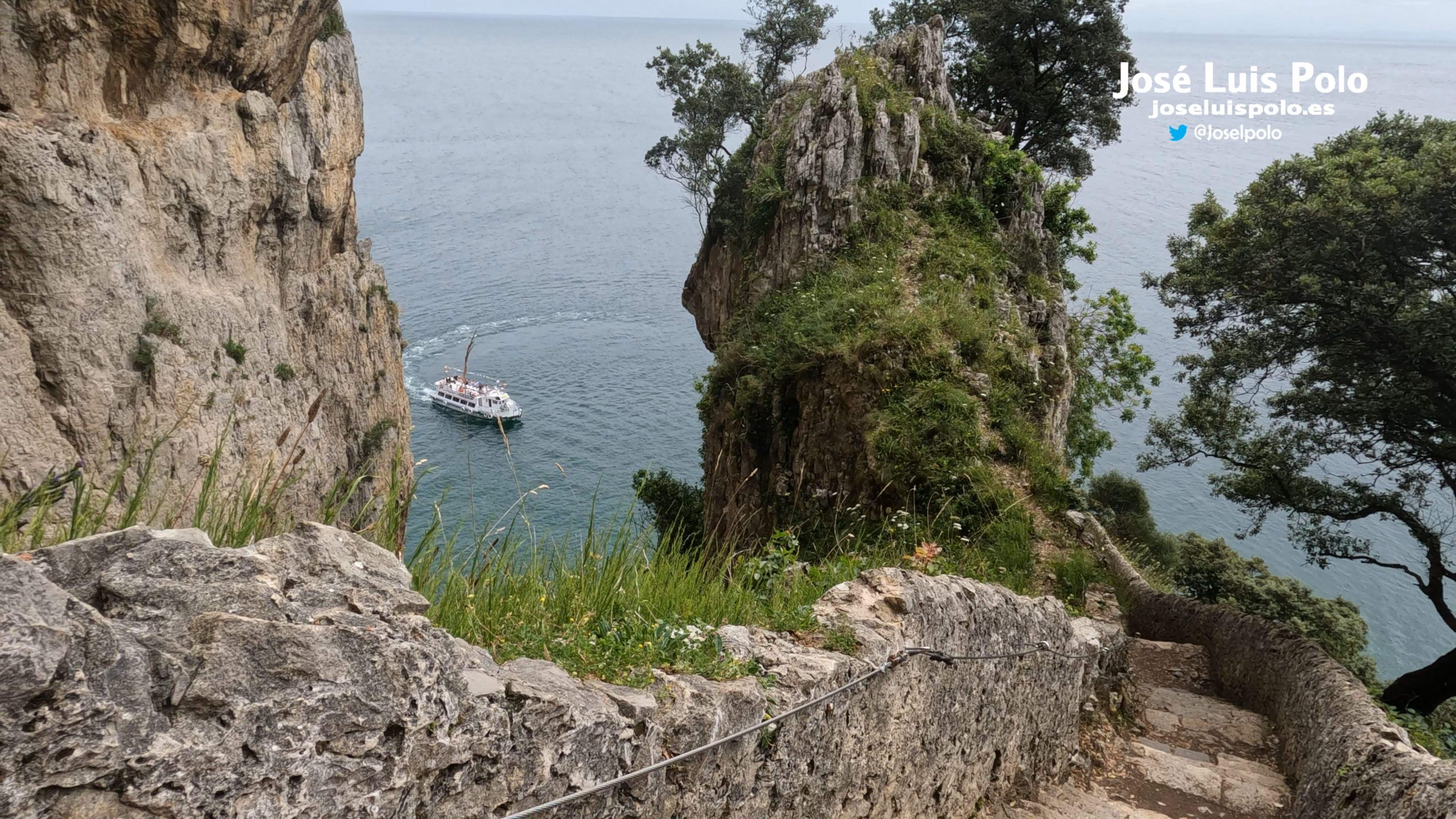 Ruta del Faro del Caballo: Una Aventura en la Costa de Cantabria